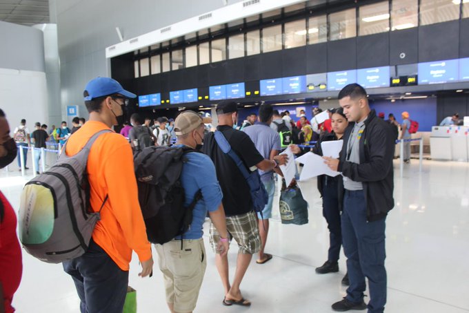 Más de 800 venezolanos han podido regresar a su país en vuelos humanitarios en las últimas semanas. Foto: Cortesía Migración