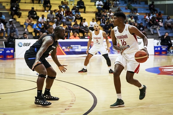 Eric Romero (der.) jugador de Panamá em el juego ante Bahamas. Foto: Fepaba