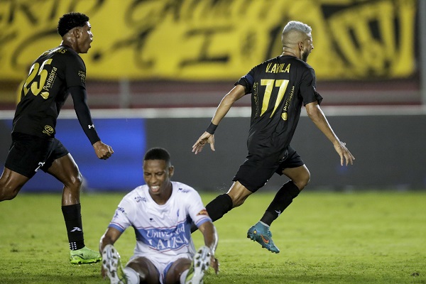 Víctor Ávila, anotó el gol del triunfo del equipo chorrerano. Foto: EFE