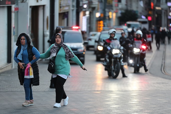Unas damas huyen, mientras los policías turcos intentan asegurar el área después de la explosión en la calle Istiklal. Foto: EFE