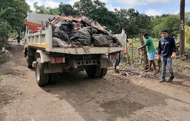 Tras la jornada de limpieza, el municipio de Los Santos realizó en el lugar un operativo con el fin de recoger todos los artículos dañados, y desecharlos. Foto. Thays Domínguez