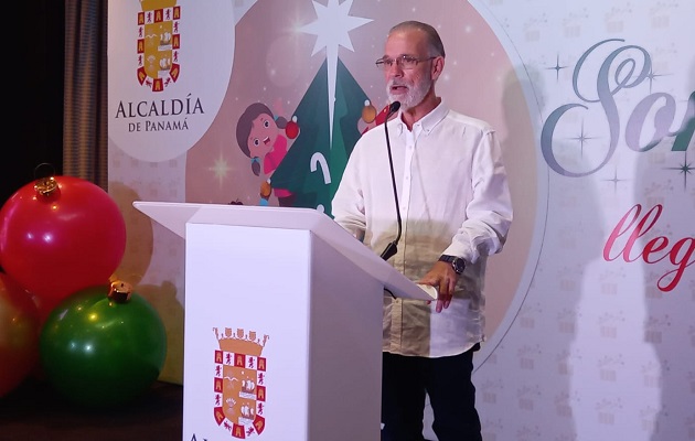 José Luis Fábrega dijo que con el desfile se trata de contribuir a la reactivación económica. Foto: Víctor Arosemena
