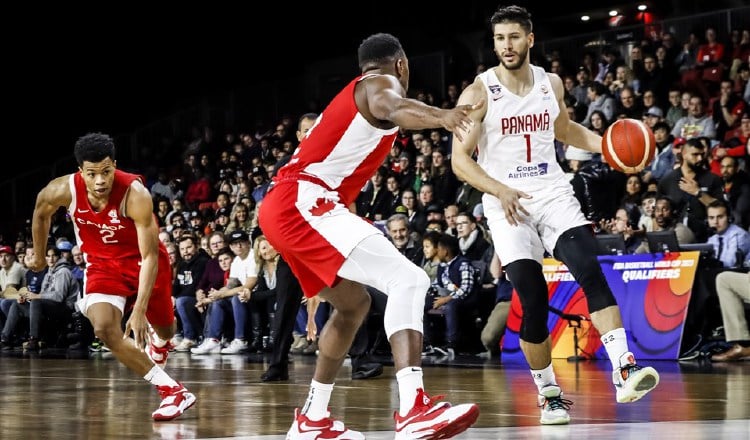 Eugenio Luzcando (der.) de Panamá en el partido contra Canadá. Foto: FIBA