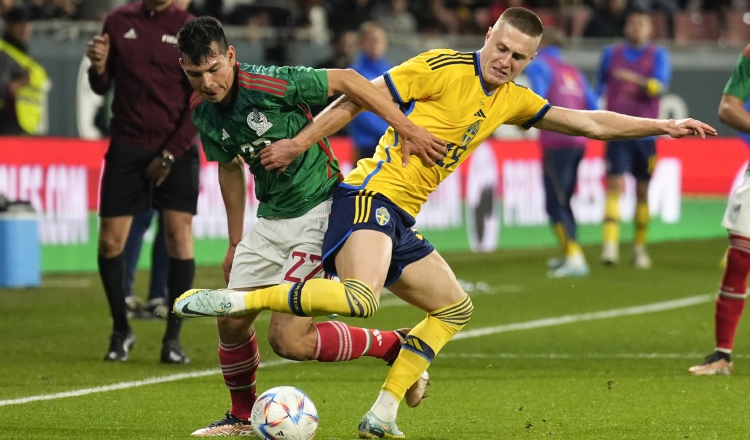 Hirving Lozano (izq.) disputa el balón ante el sueco Svanberg. Foto: EFE