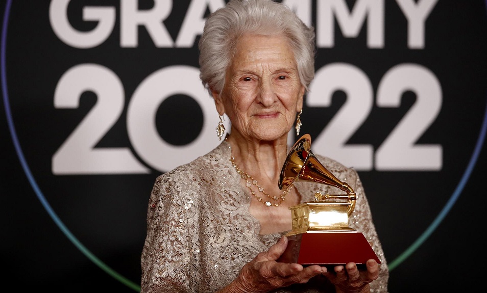 Ángela Álvarez, Mejor Nueva Artista en los Latin Grammy a los 95 años. Foto: EFE