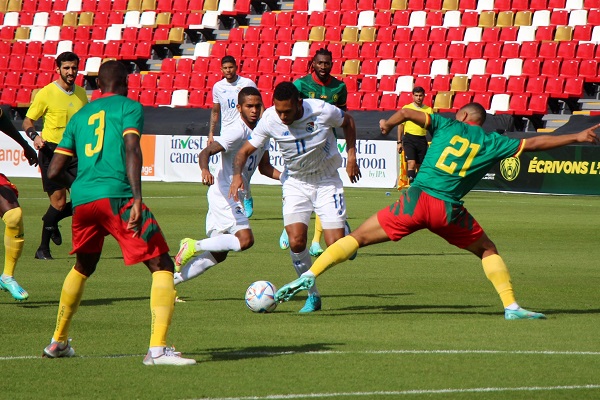 Ismael Díaz conduce el balón ante la  marca de Jean-Charles Castellettom(21) de Camerún. Foto: Fepafut