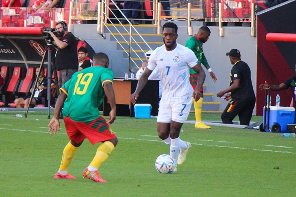 José Luis 'Puma' Rodríguez de panamá es acechado por Collins Fai de Camerún (19). Foto: Fepafut