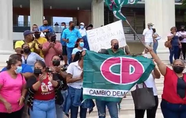 Trabajadores de Cambio Democrático exigen pago de salarios. 