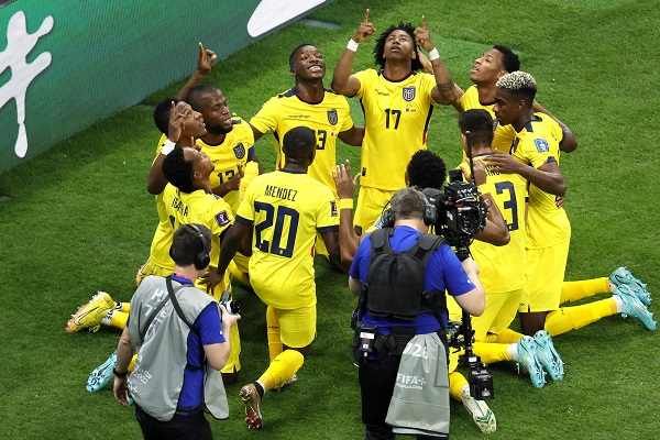Jugadores de Ecuador festejan uno de sus goles. Foto: EFE