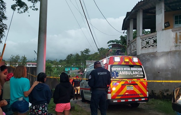 Tres personas fueron rescatadas con vida de la residencia. Foto. Diomedes Sánchez