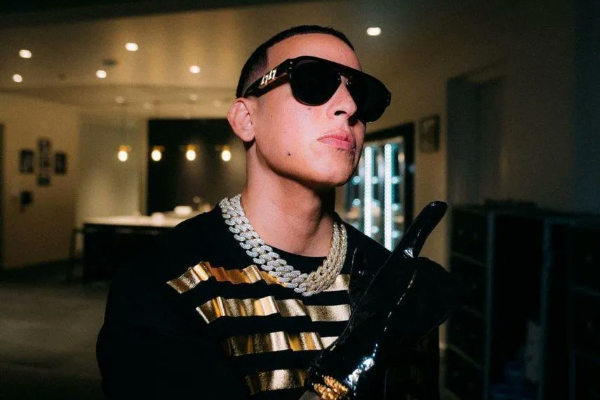 Daddy Yankee compartió escenario con 'Sech'. Foto: Twitter