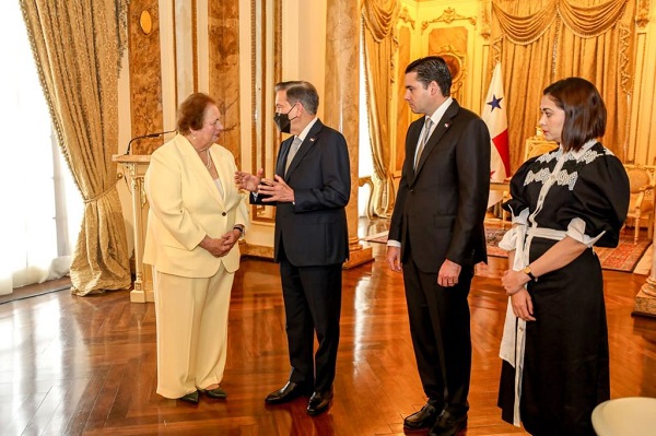 Embajadora de Estados Unidos conversa con el presidente Cortizo. 