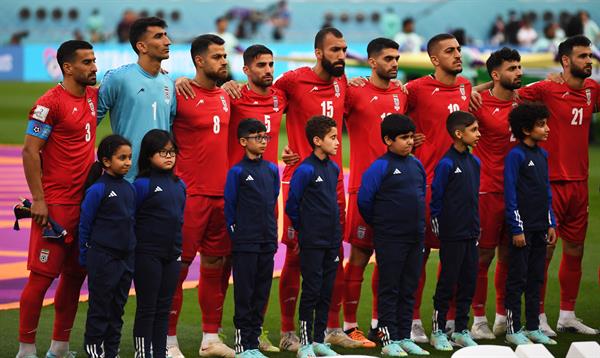Los futbolistas de la selección de Irán no cantaron el himno de su país. EFE