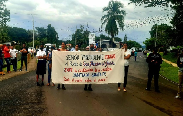 En el cierre también participaron educadores de varias escuelas, residentes de varias comunidades que se ven afectados por el mal estado de la vía y usuarios del transporte público de pasajeros. Foto. Melquiades Vásquez