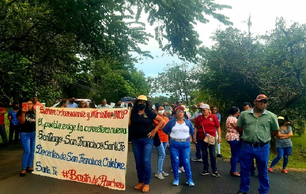 Los moradores tienen más de 30 años esperando que reparen la carretera. Foto. Melquiades Vásquez