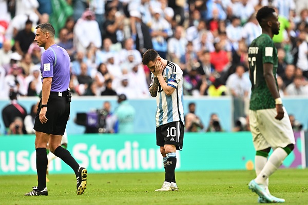 Messi lamenta la derrota de Argentina ante Arabia Saudí. Foto: EFE