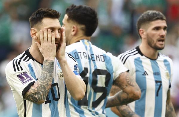 Lionel Messi de Argentina reacciona hoy, en un partido de la fase de grupos del Mundial de Fútbol Qatar 2022 entre Argentina y Arabia Saudita en el estadio de Lusail (Catar).