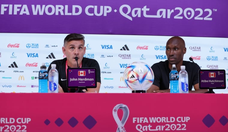 El técnico John Herdman (izq.) y Atiba Hutchinson de Canadá. Foto: EFE