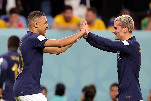 Kylian Mbappé celebra con Antoine Griezmann el triunfo de Francia. Foto:EFE