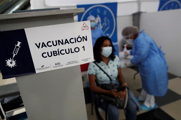 Una mujer es vacunada contra la covid-19 en Ciudad de Panamá (Panamá). 