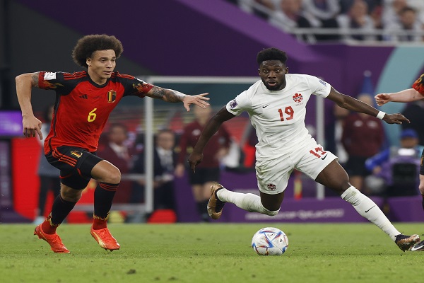 Alphonso Davies de Canadá (der.) es marcado por Axel Witsel de Bélgica. Foto: EFE