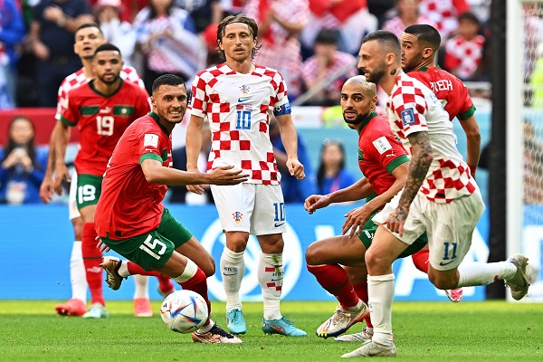 Luka Modric (10)  de Croacia observa  una jugada. Foto: EFE