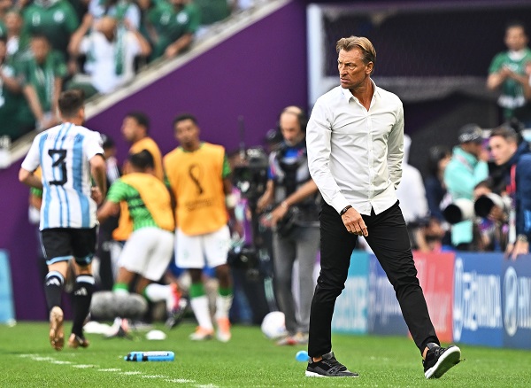 Hervé Renard, de 54 años, causa sensación en las redes con su estilo de galán hollywoodense.