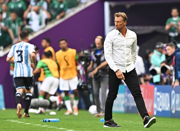 Hervé Renard, de 54 años, causa sensación en las redes con su estilo de galán hollywoodense. 