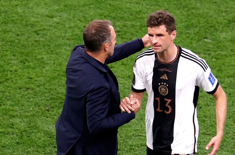 El seleccionador alemán, Hansi Flick estrecha la mano de Thomas Müller. Foto:EFE