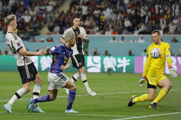 Takuma Asano  anota el segundo gol de Japón ante a salida de  Manuel Neuer. Foto: EFE