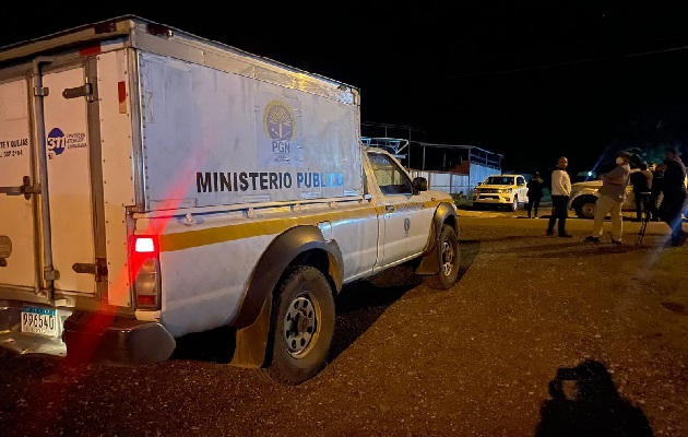 La víctima fue encontrada debajo de las gradas del cuadro de béisbol por un grupo de estudiantes que fueron a usar el estadio, y ante este hecho informaron a la Policía Nacional. Foto. José Vásquez