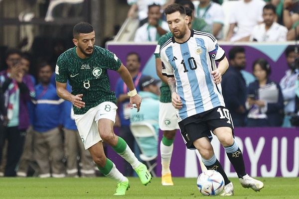 Messi ante Arabia Saudí. Foto:EFE