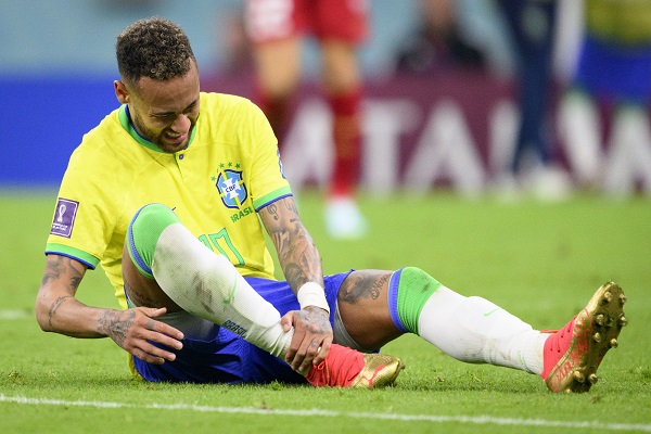 Neymar, muy golpeado ante Serbia. Foto:EFE