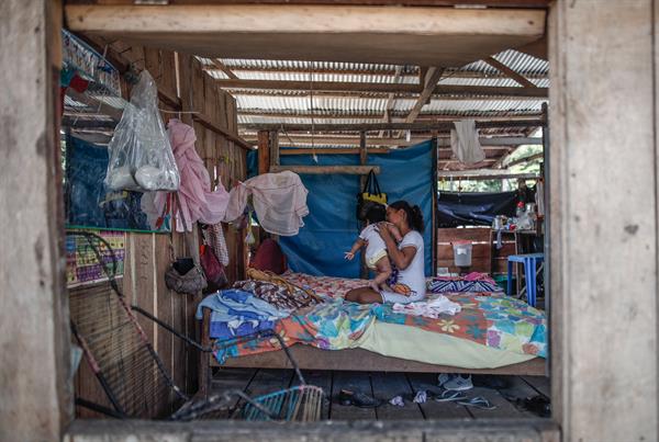 Elita juega con su bebé en su habitación en Iquitos, Perú. EFE