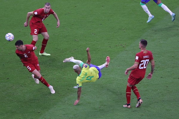 Richarlison anotó de chilena el segundo gol brasileño. Foto:EFE