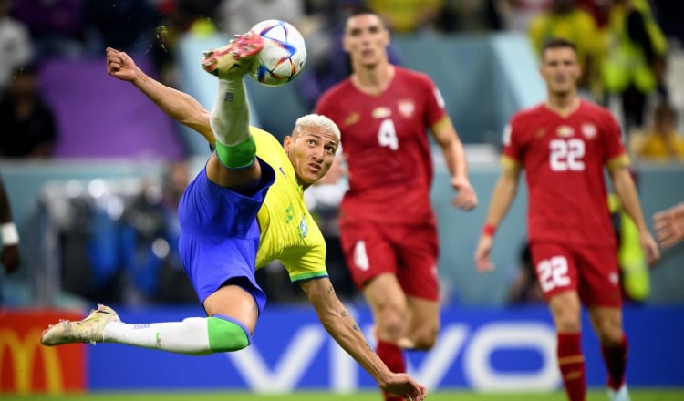Richarlison anotó de chilena el segundo gol brasileño. Foto:EFE