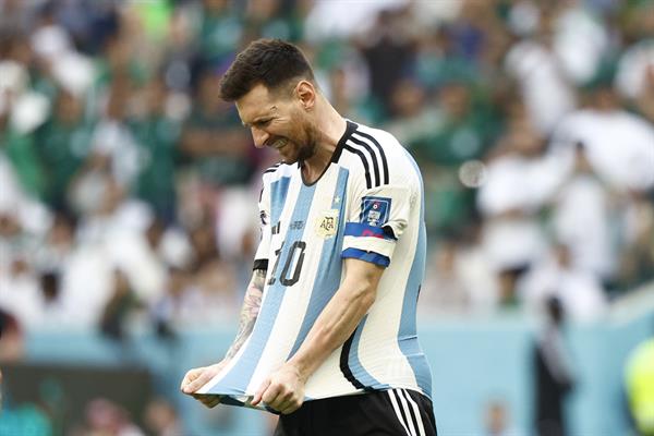 Lionel Messi se lamenta en el partido contra Arabia Saudí, de la primera jornada de la fase de grupos del Mundial de Qatar. EFE