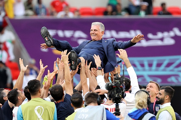 Carlos Queiroz festeja con sus jugadores el triunfo de Gales. Foto: EFE