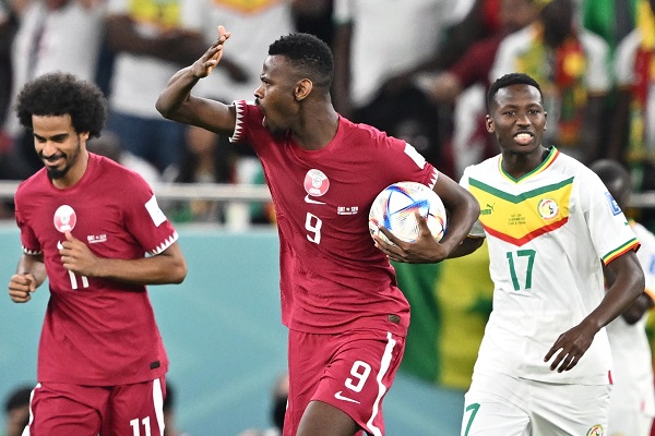 Mohammed Muntari con el balón, festeja el gol de Catar y da ánimo al equipo. Foto: EFE