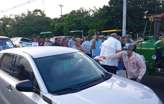 Cerraron la vía que conduce de Las Tablas hacia Pocrí, y regalaron maíz a los conductores, como medida de protesta. Foto. Thays Domínguez