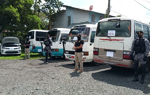 Los vehículos, cinco de ellos modelo coaster y el resto sedanes, fueron ubicados entre los distritos de La Chorrera y Arraiján, confirmaron las autoridades. Foto. Eric Montenegro
