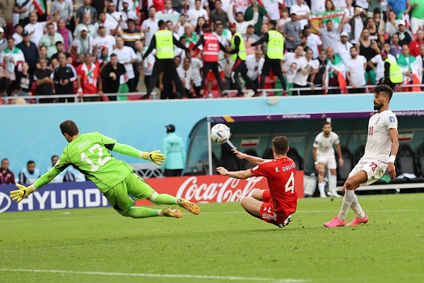 Ramin Rezaeian anota el segundo gol de Irán. Foto: EFE