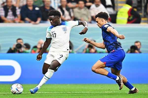 Bukayo Saka de Inglaterra es acechado por Antonee Robinson de Estados Unidos. Foto:EFE