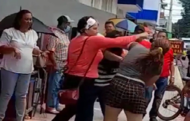 Se desconoce que provocó la pelea entre las mujeres. 