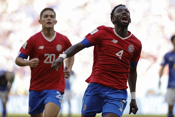 Keysher Fuller de Costa Rica (4) festeja su gol contra Japón. Foto: EFE