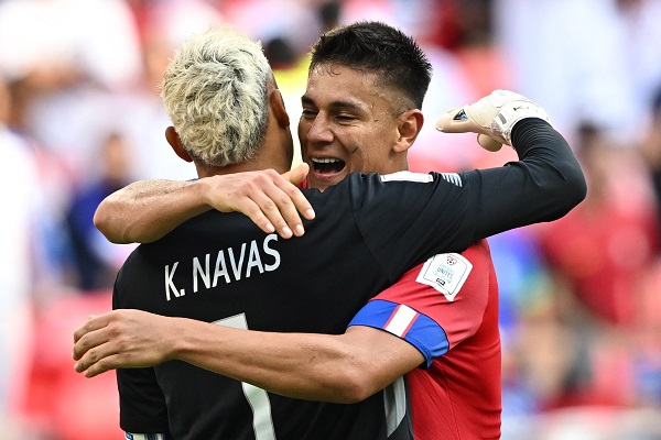 El portero tico Keylor Navas celebra con Oscar Duarte, el triunfo de su equipo frente a Japón (1-0) en la segunda fecha del mundial de Qatar 2022. Foto: EFE