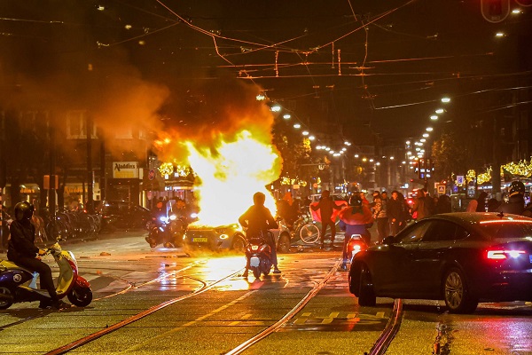 Los disturbios se extendieron a otras ciudades de Europa, como Amsterdam. Foto: EFE