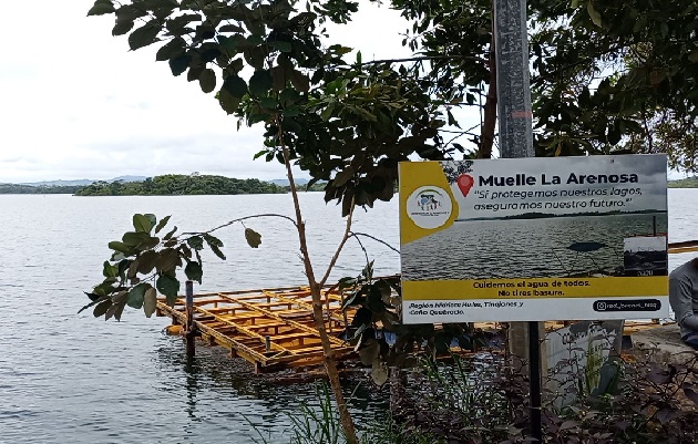 Al pontón flotante existente le faltan todos los tablones de madera y otros más de la rampa de acceso, por lo cual es riesgoso utilizarlo, Foto. Eric Montenegro