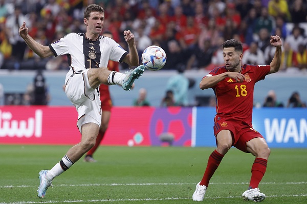 Thomas Muller de Alemania (izq.) controla el balón ante la marca de Jorde Alba de España. Foto:EFE