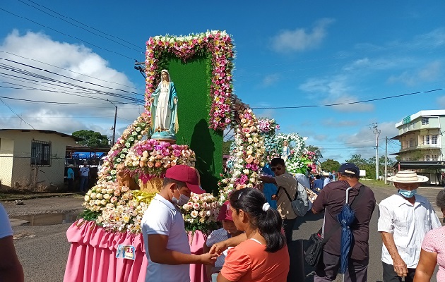  Las imágenes de la virgen muy bien adornadas representan no solo a las instituciones públicas, sino también a comercios, barriadas. Foto. Melquíades Vásquez